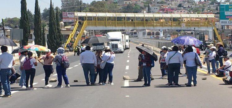 Docentes, cierran autopista Tlaxcala – San Martín