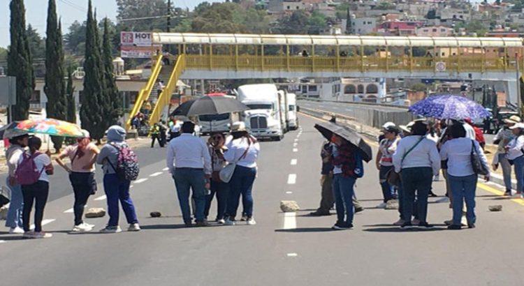Docentes, cierran autopista Tlaxcala – San Martín