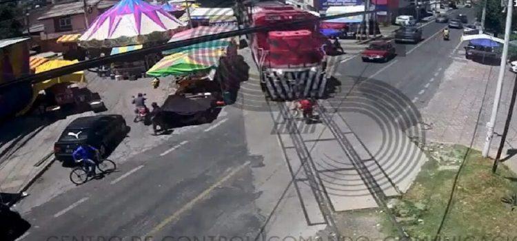Tren embistió a ciclista que trataba de ganarle el paso en Papalotla, Tlaxcala