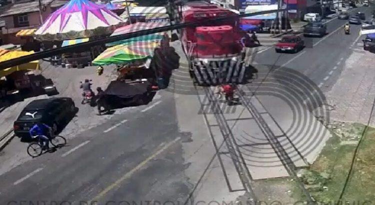 Tren embistió a ciclista que trataba de ganarle el paso en Papalotla, Tlaxcala