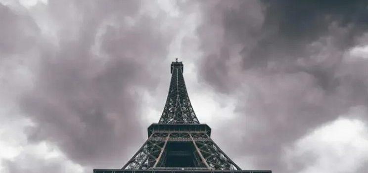 Escaló la Torre Eiffel y bajó desde la cima en paracaídas