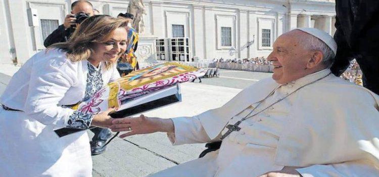 Lorena Cuéllar entregó al Papa Francisco el libro “Tlaxcala sí existe”