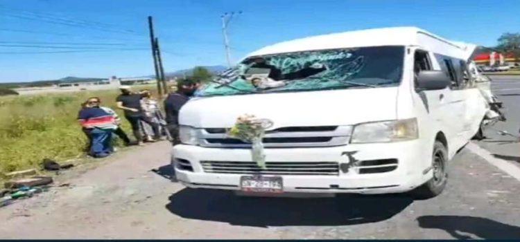 Tráiler chocó a camioneta con peregrinos en Tetla