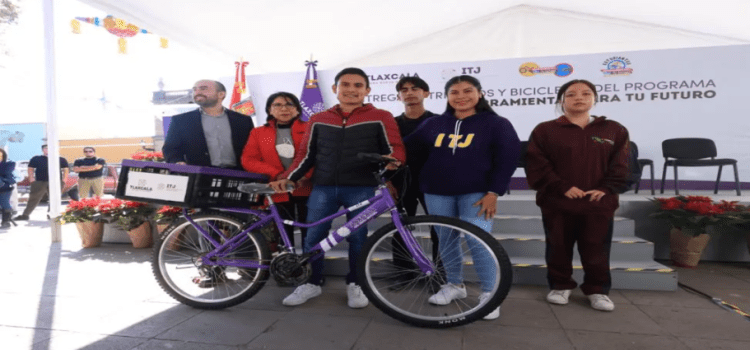 Entregan bicicletas a jóvenes emprendedores y estudiantes en Tlaxcala