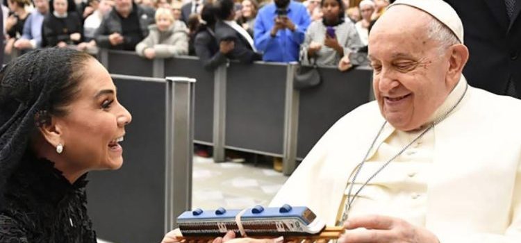 Entrega Mara Lezama al Papa una copia del Tren Maya