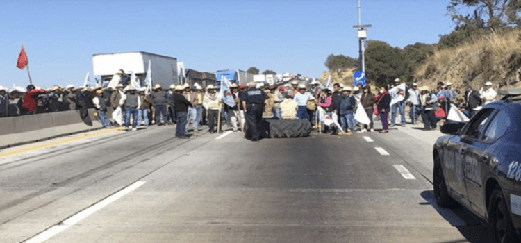 Persiste bloqueo en la Autopista Arco Norte a la altura de Calpulalpan