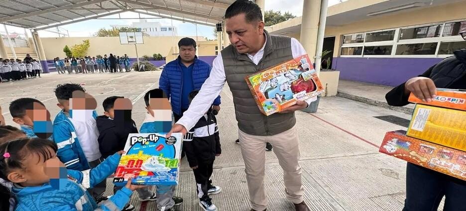 Exhiben a Alcalde de Teolocholco por apropiarse de obsequios del “Juguetón”Exhiben a Alcalde de Teolocholco por apropiarse de obsequios del “Juguetón”