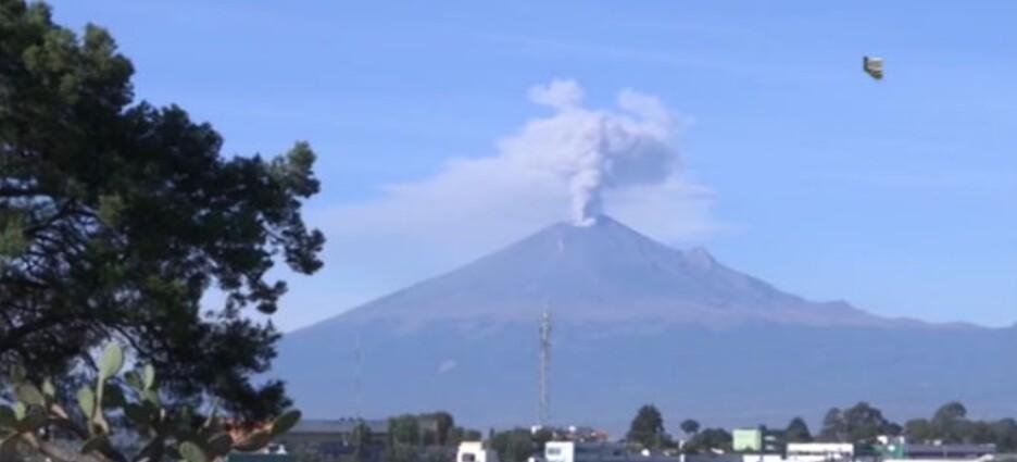 Locatarios tlaxcaltecas toman medidas ante caída de ceniza