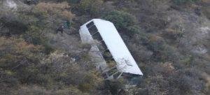 Autobús con alrededor de 30 obreros cae a barranco en Panotla