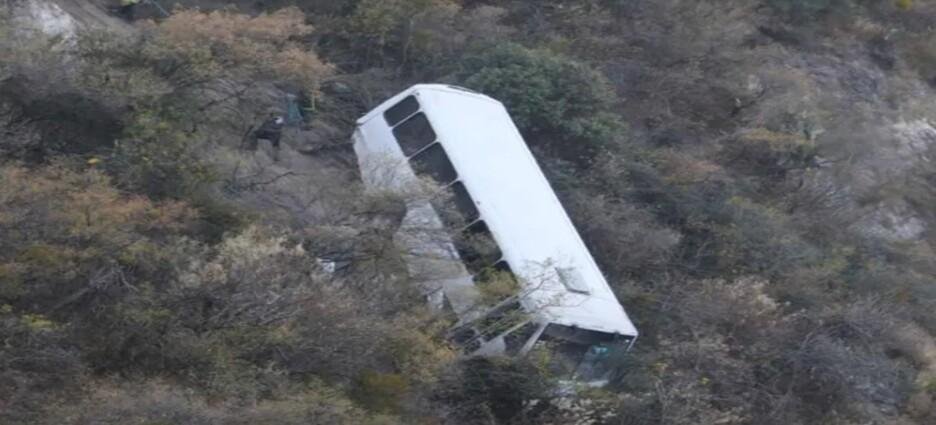 Autobús con alrededor de 30 obreros cae a barranco en Panotla