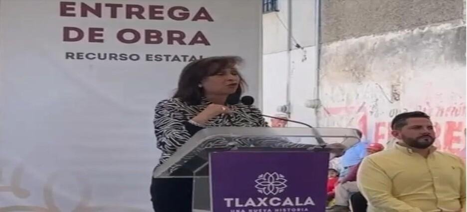 Habitantes le reclaman a la gobernadora de Tlaxcala en pleno evento