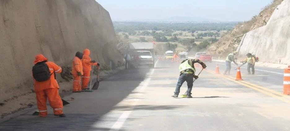 Se desgaja cerro sobre la autopista Tlaxcala-Puebla