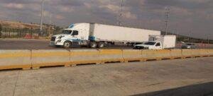 Policías persiguen tráiler robado y lo aseguran en la autopista a México