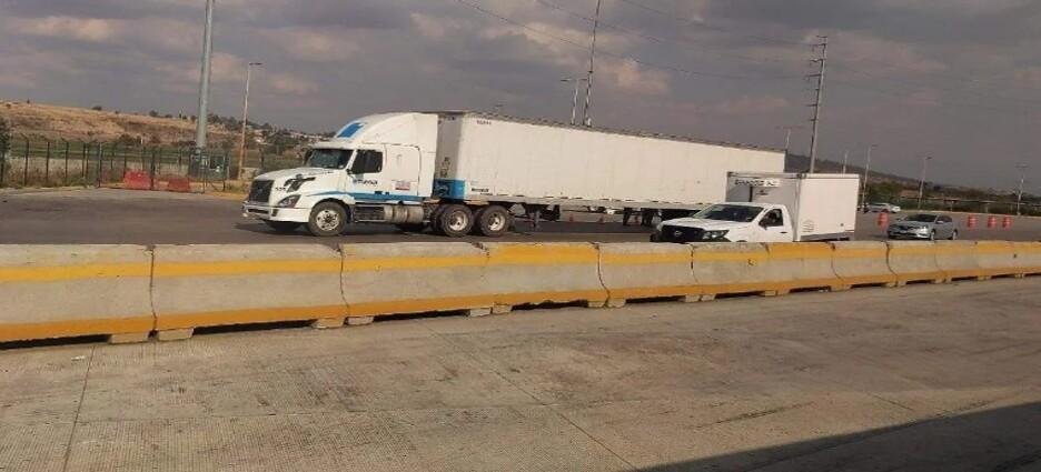 Policías persiguen tráiler robado y lo aseguran en la autopista a México