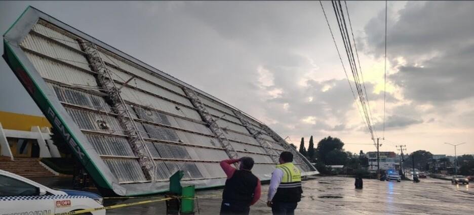 Techumbre de gasolinera cae tras granizada en Tepeyanco, Tlaxcala
