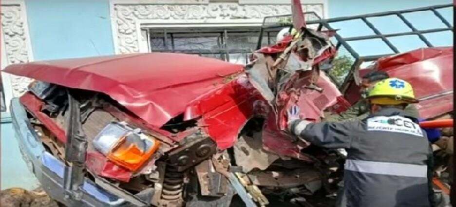 Autobús se estrella contra camioneta estacionada en Tlaxco