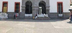 Colocan costales en Dirección de Gobernación ante constantes lluvias