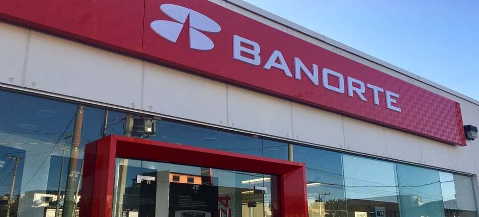 Frustran robo a banco en Chiautempan, delincuentes huyen solo un celular y chocan en moto