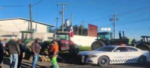 Sigue bloqueo de agricultores en carretera Federal México-Veracruz