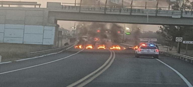 Bloqueos se intensifican en Tlaxcala; cierran totalmente la pista Tlaxcala–Puebla