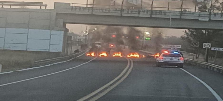 Bloqueos se intensifican en Tlaxcala; cierran totalmente la pista Tlaxcala–Puebla