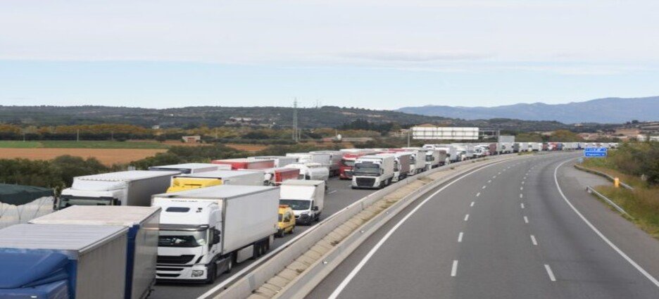 Volcadura de pipa y derrame de gasolina provoca cierre total de autopista en Tizatlán