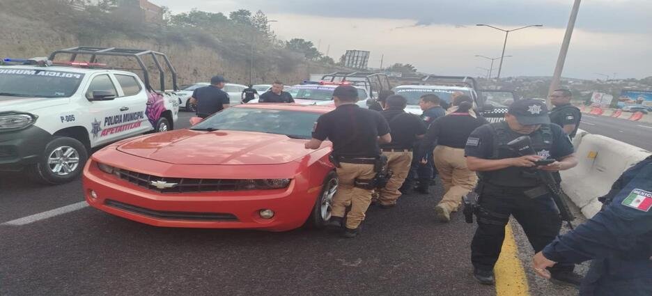 Arrestan a pareja que huía en un automóvil deportivo en Tlaxcala