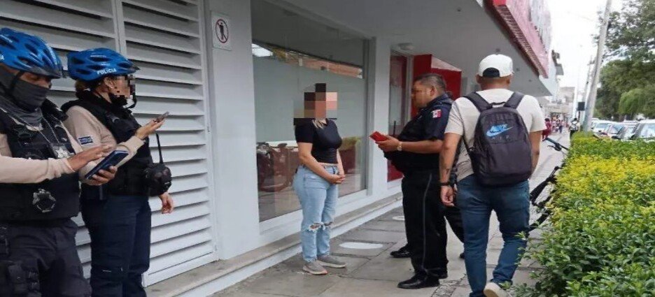 Le roban 65,000 pesos a cuentahabiente dentro de banco en Apizaco