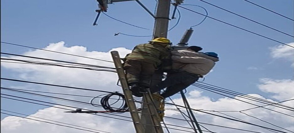 Hombre recibe descarga eléctrica y sobrevive en Tlaxcala