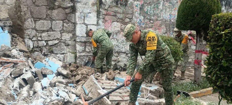 Ejercito brinda apoyo a familias afectadas por derrumbe en Apizaco
