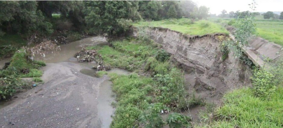 Río Zahuapan daña tramo de canal de riego agrícola en Texoloc