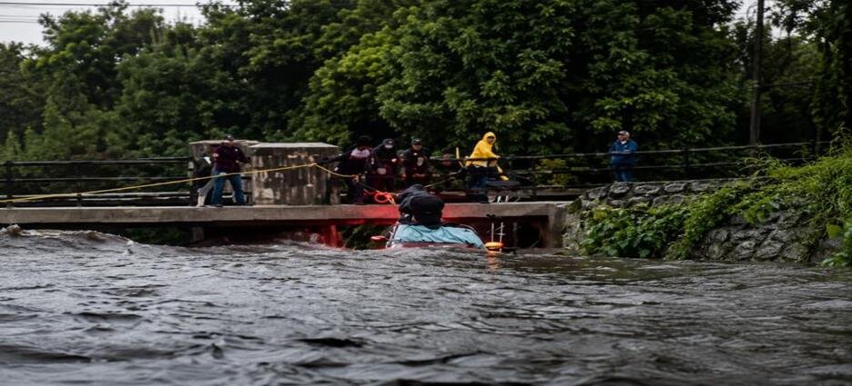 Rescatan a pareja arrastrada por río en Tlaxcala