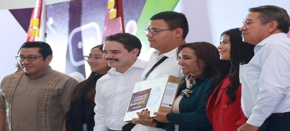 Gobierno de Tlaxcala entrega laptops y tablets