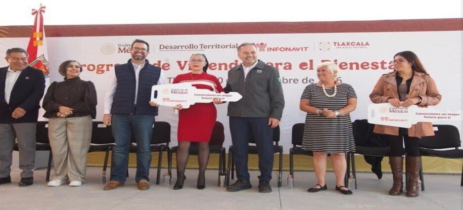Infonavit entrega viviendas del bienestar en Tlaxcala
