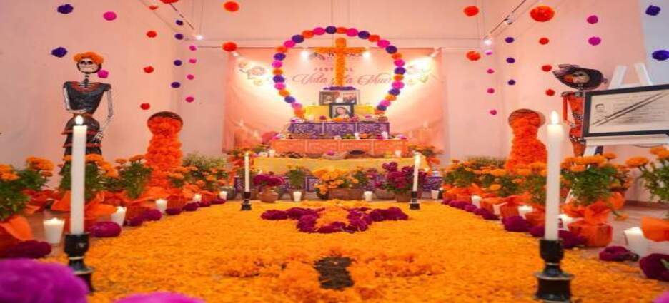 Ayuntamiento inaugura ofrenda tradicional en Galería Desiderio Hernández Xochitiotzin de Tlaxcala